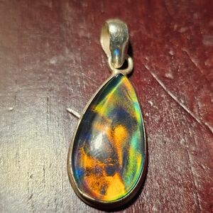 Elegant Silver Pendant with Multicolor Stone